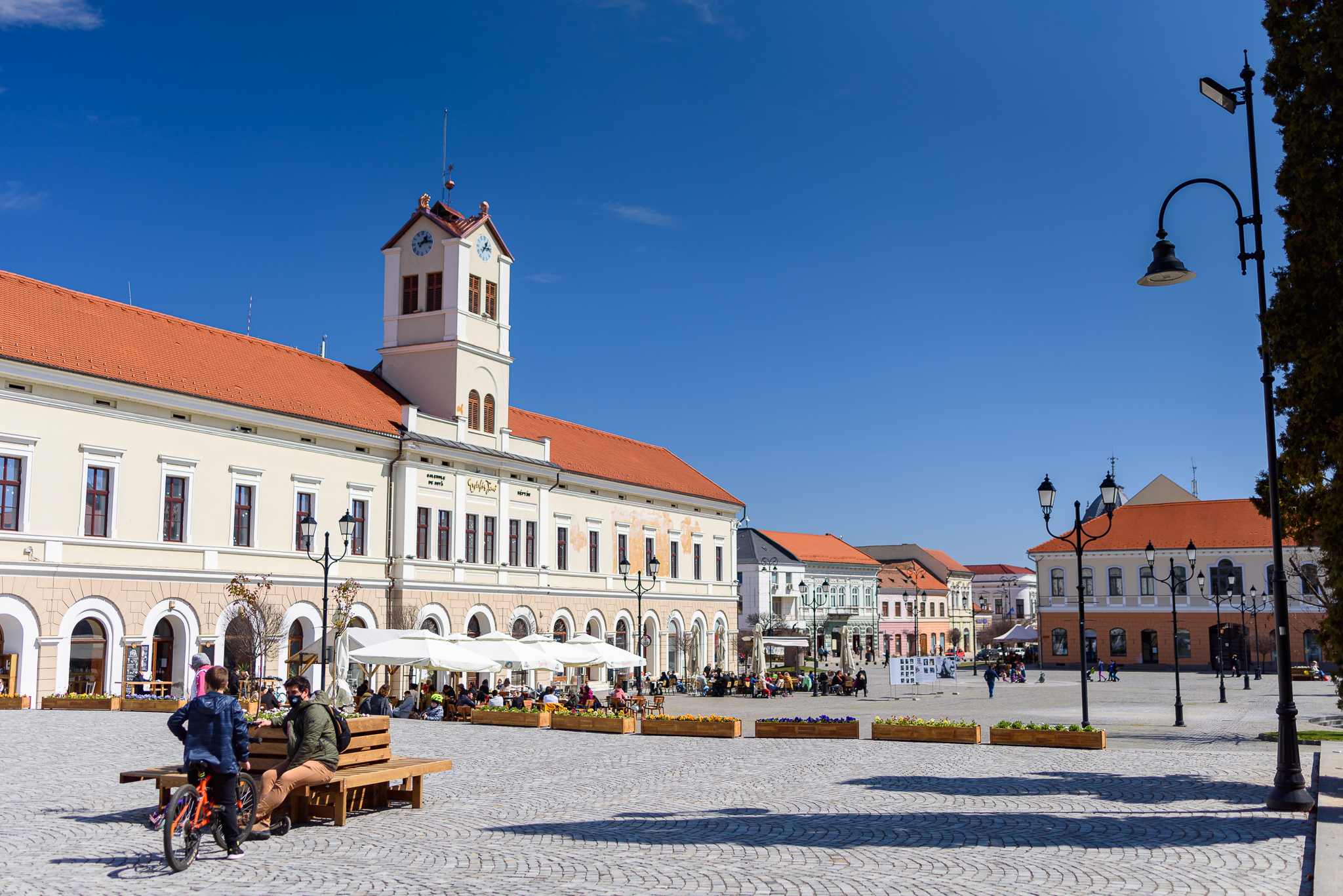 Keddtől kinyithatnak az éttermek belső terei, a mozi és az előadótermek is