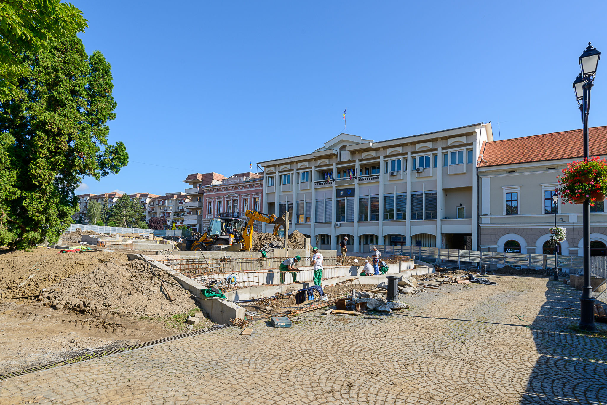 Haladnak a térrendezési munkálatok Kovászna Megye Tanácsa előtt